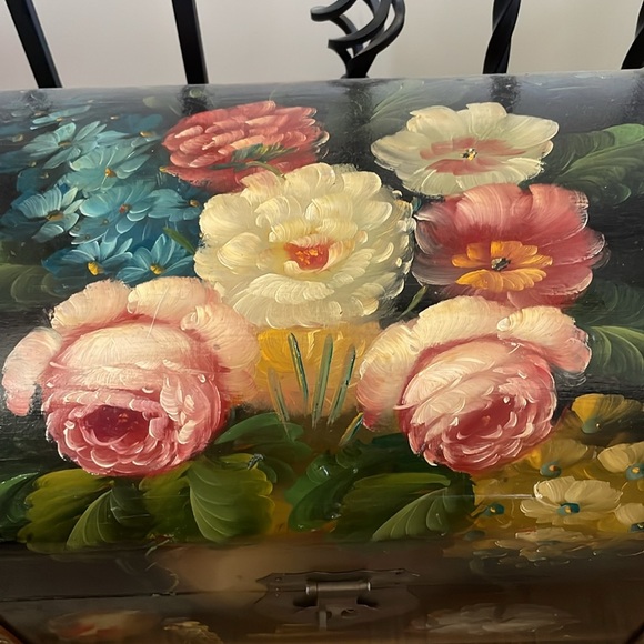 🆕🍒Incredible Chest hand painted and studded - Picture 3 of 6